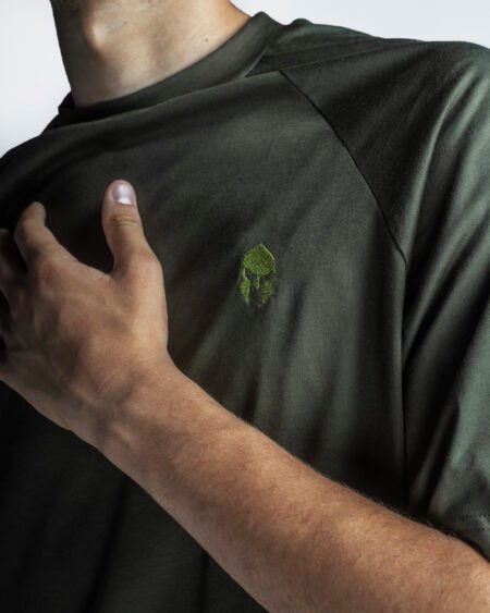 Helmete qendisje T-shirt